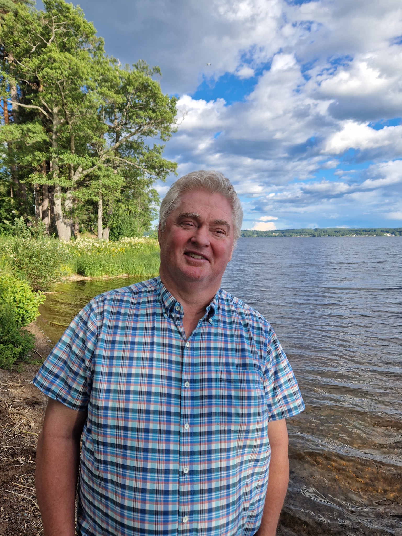 Urban Persson vid en sjö i Storfors